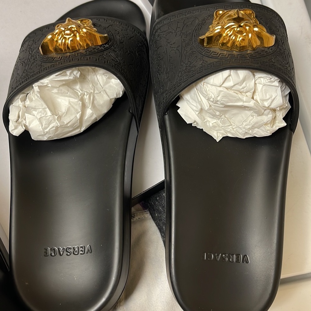 Women’s size 8 Versace slides